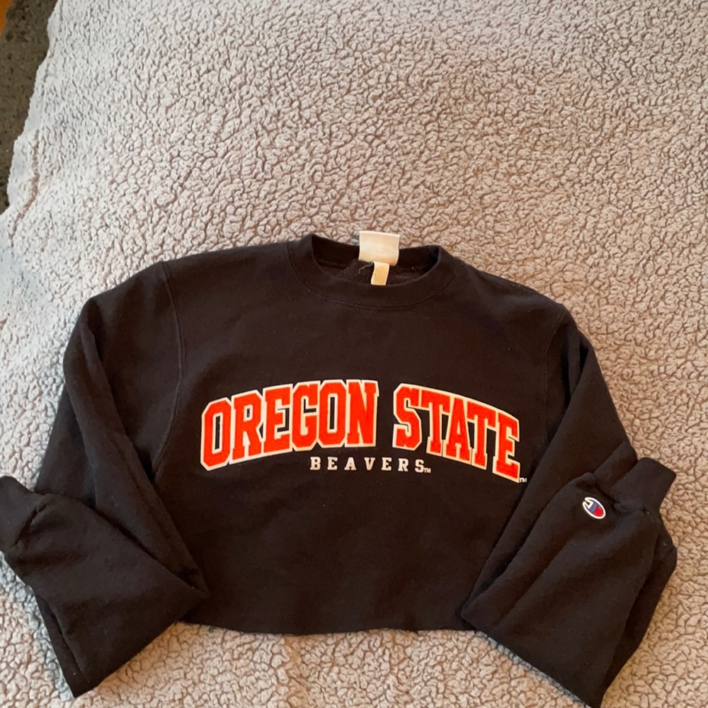 Champion cropped sweatshirt. Size XS. Reads “Oregon State Beavers” in orange.